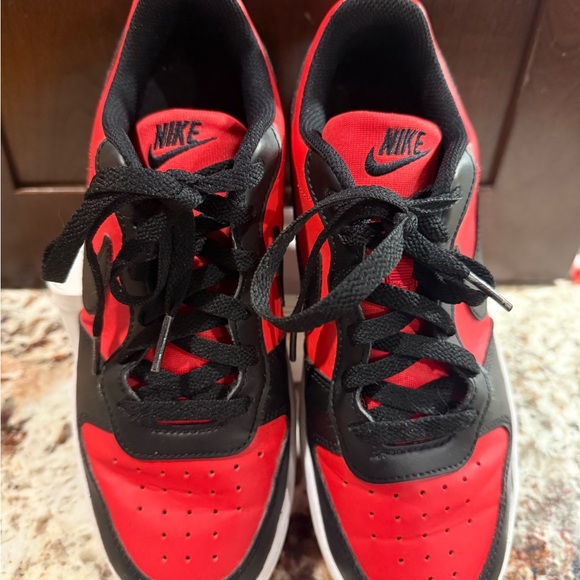 Nike Other - *PRE-OWNED* Nike Size 6Y Court Borough Low Recraft GS Black University Red